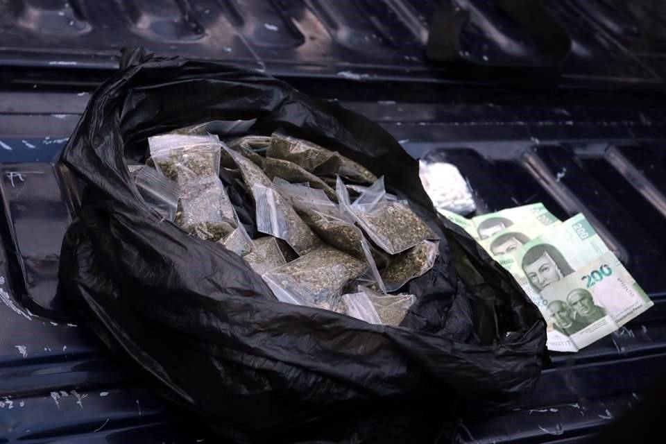 A los detenidos les aseguraron bolsas con mariguana y dinero.