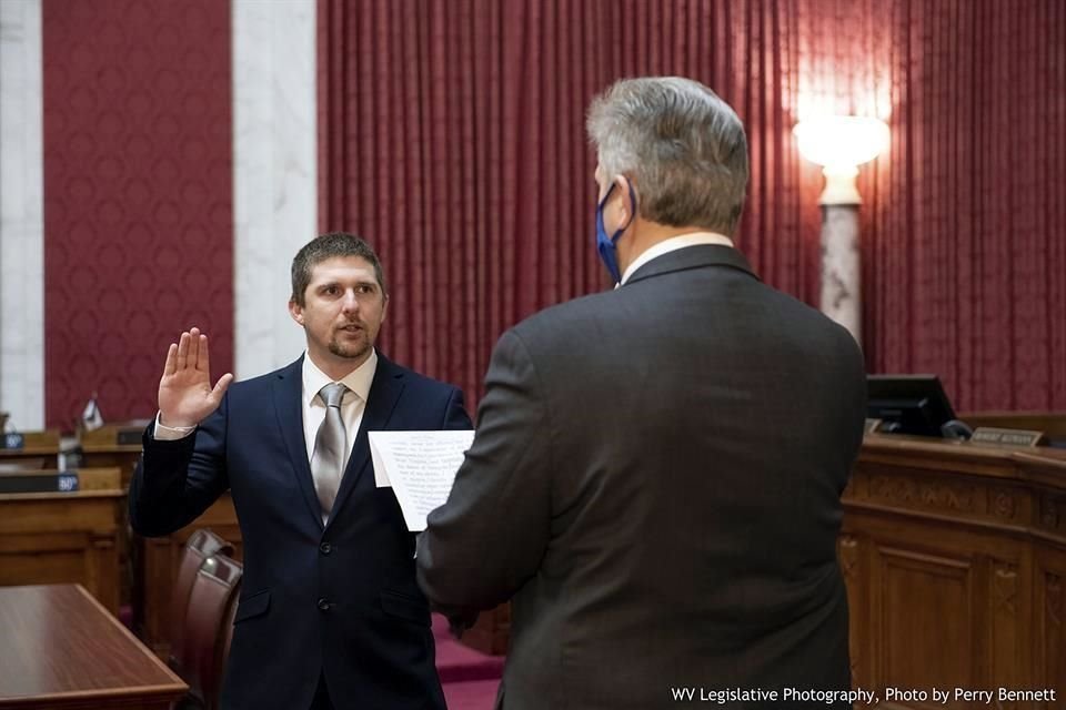 Derrick Evans (al fondo), legislador estatal de Virginia Occidental, participó en el asalto al Capitolio.