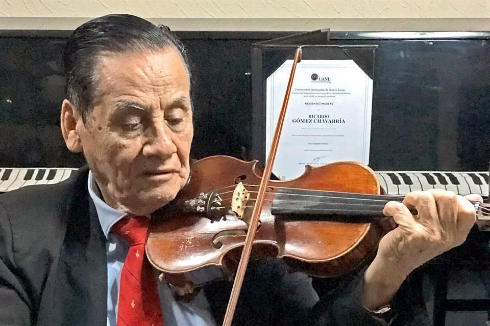 Don Ricardo formó parte de la Orquesta del Casino Monterrey, donde acompañó a Agustín Lara, Pedro Vargas, Toña 'La Negra', María Luisa Landín, Enrique Guzmán, José José y Vicki Carr.