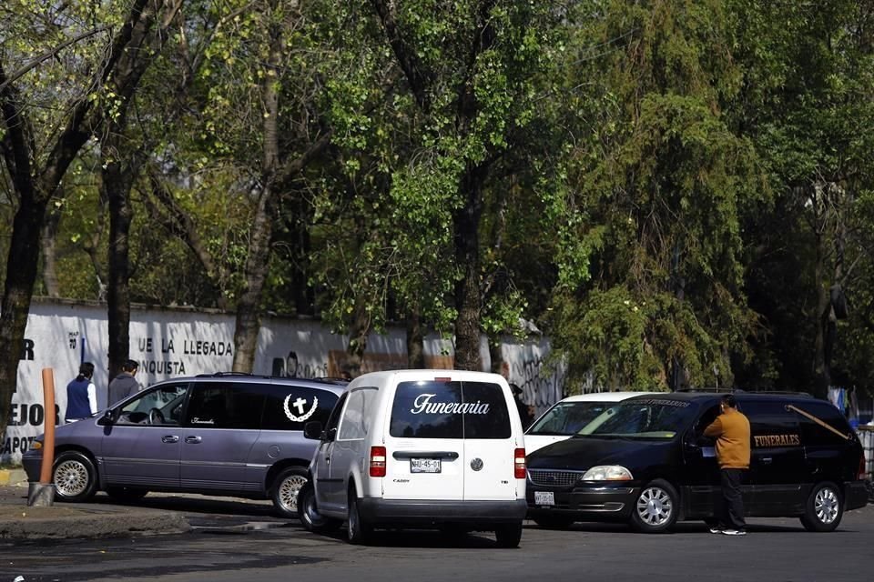 HACEN FILA. Carrozas de funerarias esperan su turno para ingresar al Panteón San Isidro en Azcapotzalco.