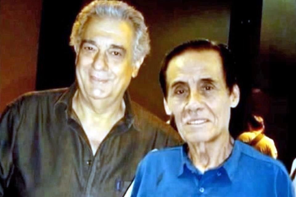 Don Ricardo cuenta que en el 2005, Plácido Domingo pidió un aplauso para él porque el músico lo acompañó con la orquesta en su debut como tenor en 1961.