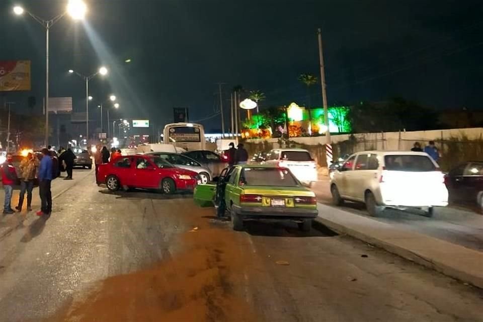 Los vehículos obstruyeron los carriles principales de la Carretera a Laredo