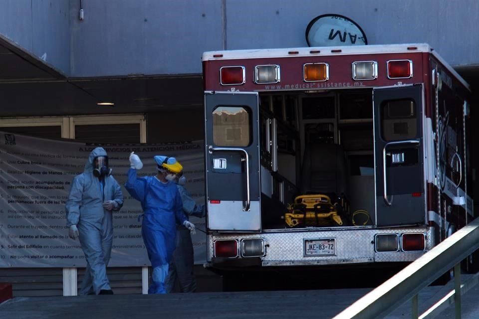 Los servicios privados de ambulancias tienen más trabajo desde diciembre; una de ellas ayer dejó a un paciente Covid en el Centro Médico del IMSS.