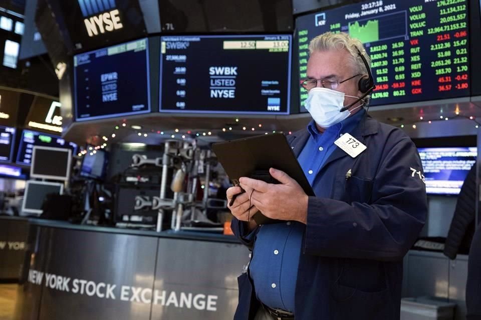 El índice industrial Dow Jones alcanzó el viernes los 31 mil 97.98 puntos; el índice ampliado S&P 500 concluyó en 3 mil 824.68 unidade y el Nasdaq se ubicó en los 13 mil 201.98 enteros.