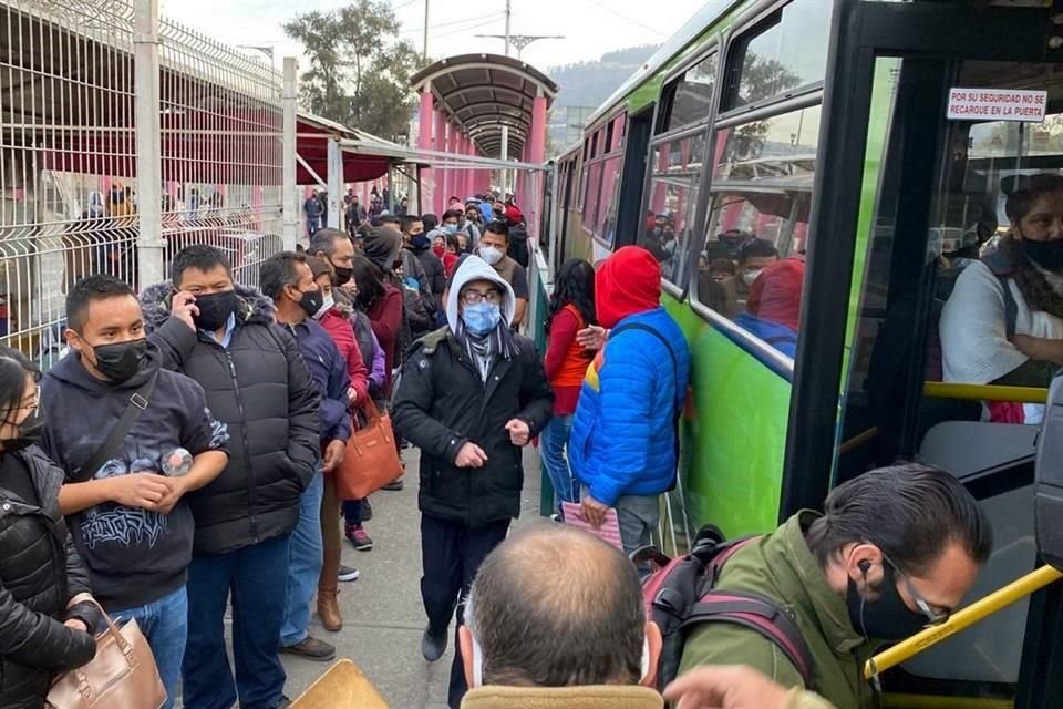 Largas filas y aglomeraciones han imperado este lunes en que aún no operan 6 líneas del Metro, tras incendio en oficinas del STC.