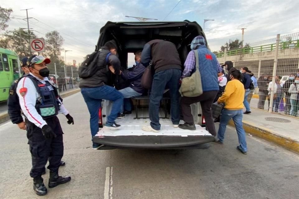 Unidades de la SSC, así como de medios de transporte como RTP y Trolebús, apoyan en traslados a usuarios, ante falta de operación de seis líneas este lunes.