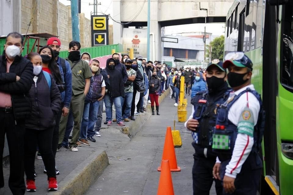 En Pantitlán, se pide a los usuarios guardar distancia antes de abordar, para luego aglutinarse al interior de unidades.