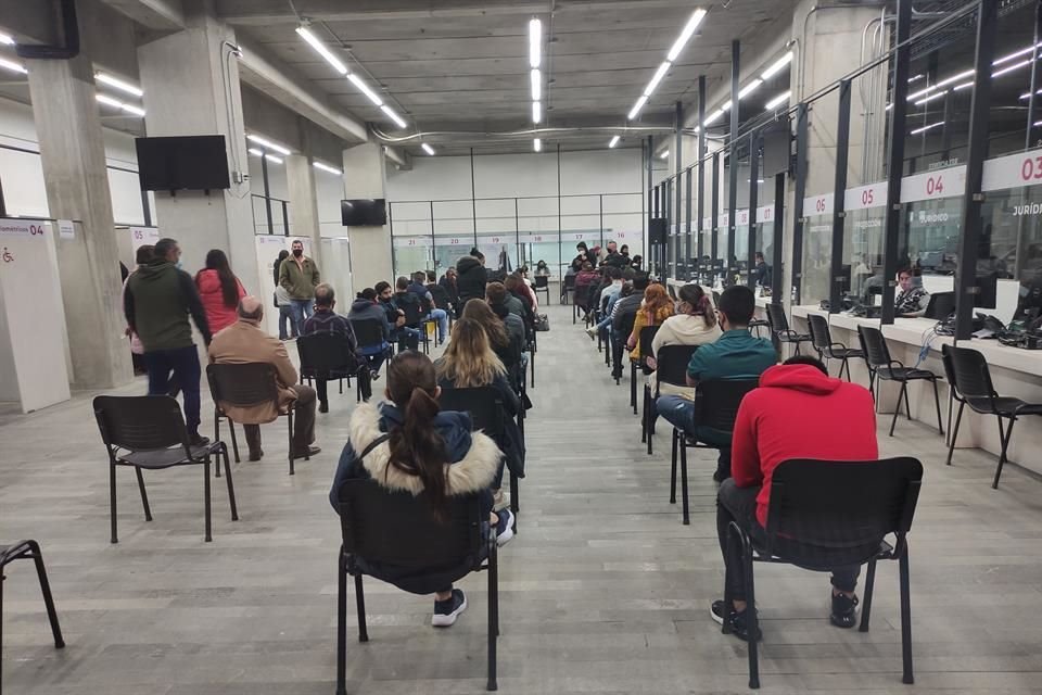 Delegación de Secretaria de Relaciones Exteriores ubicada en Plaza Patria reanudó actividades con largas filas.