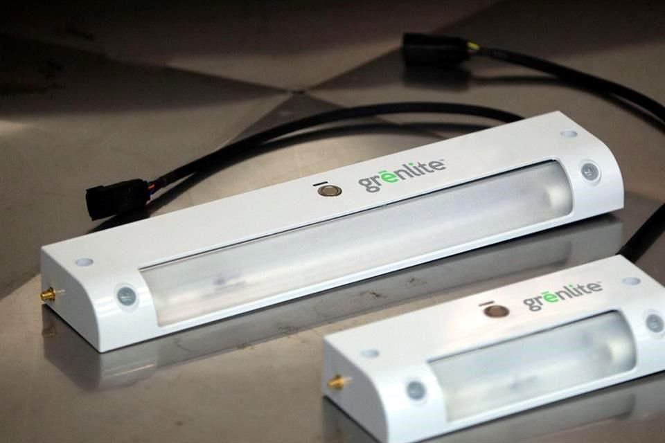 La empresa GHSP presentó un sistema de luz ultravioleta capaz de esterilizar la cabina de autos privados.