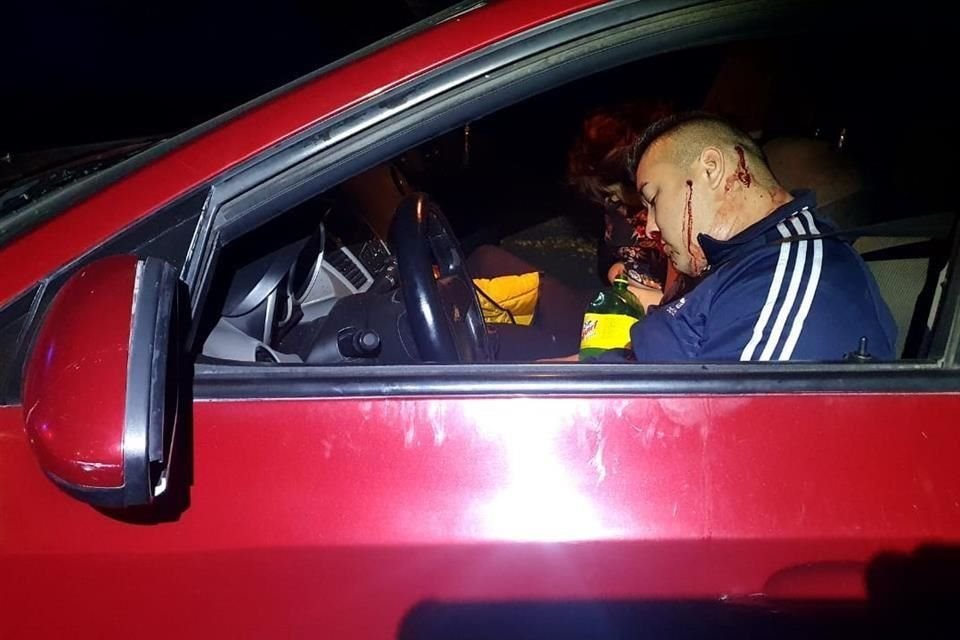 Una joven de 20 años fue asesinada y otras cuatro personas con las que iba en un auto resultaron heridas tras ser atacadas a balazos, en la colonia Jardín Azpeitia.