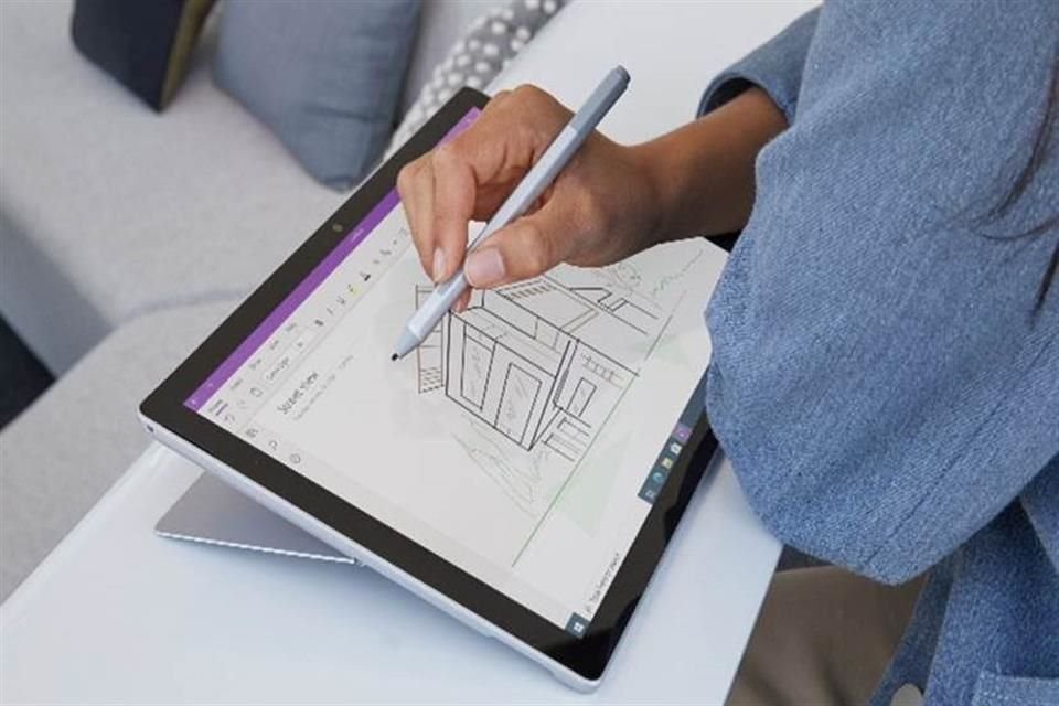 La Surface Pro 7+ integra un procesador Intel de onceava generación (lo que la haría 2.1 veces más rápida) y una batería con autonomía de hasta 15 horas.