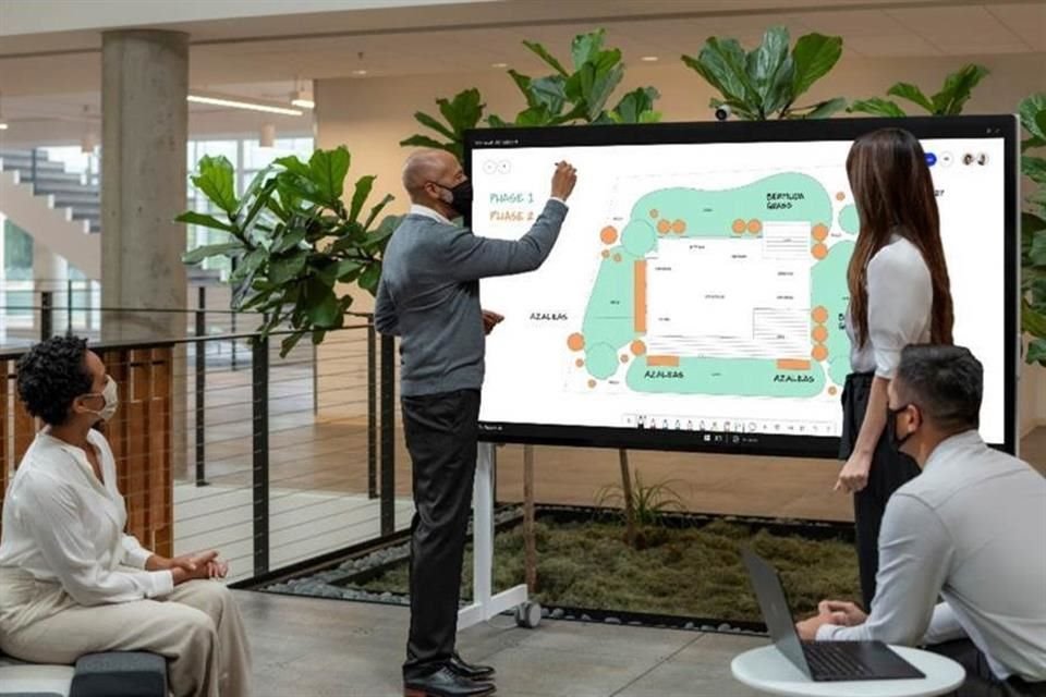 El Surface Hub 2S de 85 pulgadas es un pizarrón digital que permite controlar todas las aplicaciones de negocio y usar su pantalla táctil y habilitada para escritura 4K PixelSense.