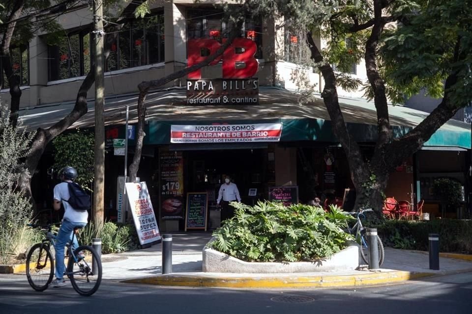 Además, los restaurantes Papa Bill's y Quebracho, en la Cuauhtémoc, también atienden a clientes con servicio en mesas.  