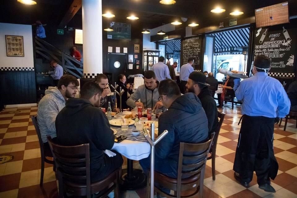 Restaurantes abrieron sus puertas en CDMX y el Edomex pese al semáforo rojo en ambas entidades por el número de contagios por Covid-19.