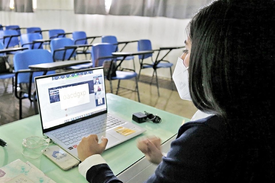 Ayer lunes regresaron a clases en Jalisco de manera virtual 1.7 millones de estudiantes.