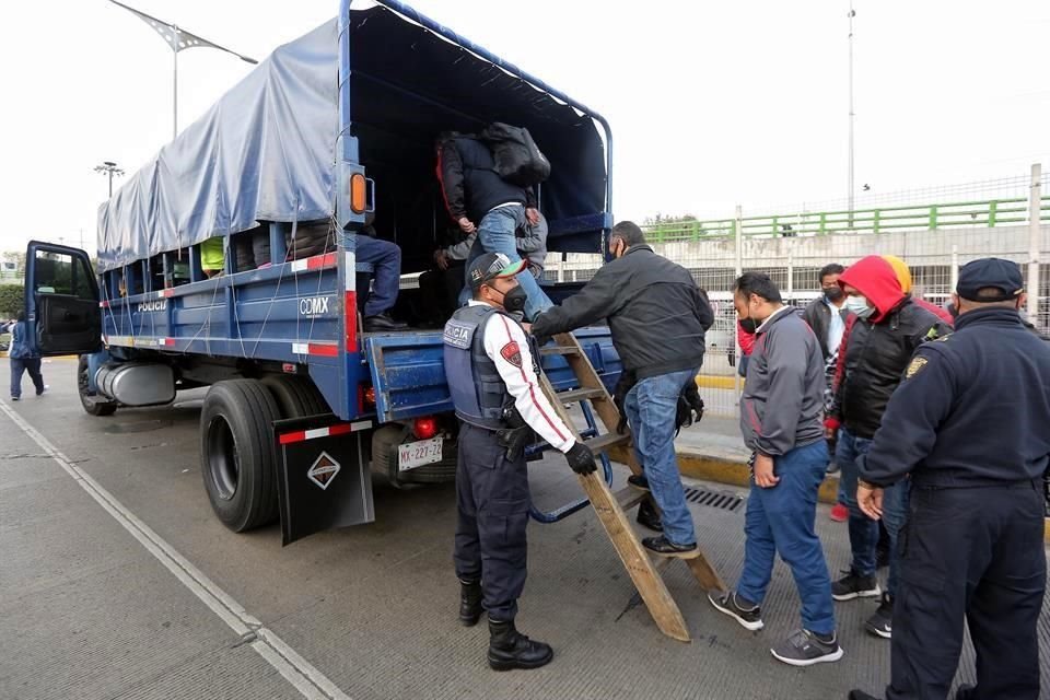 Indios Verdes. Se abordaron hasta unidades de la Policía capitalina, además de camiones de RTP.