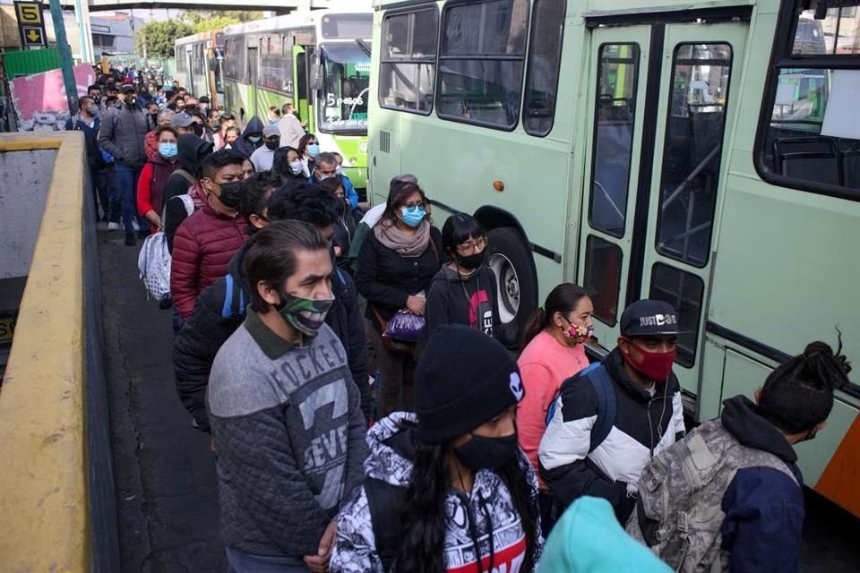 Pantitlán. Usuarios demoraron hasta una hora y media para poder abordar un camión que hiciera la ruta de la Línea 1 del Metro.