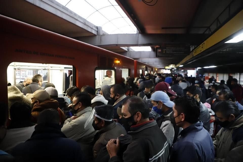 La Línea 5 está tardando 45 minutos en llegar de Pantitlán a Politécnico, como comprobó tras un recorrido.