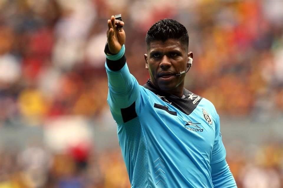 Adalid Maganda fue criticado por su actuación en el duelo Toluca-Querétaro.