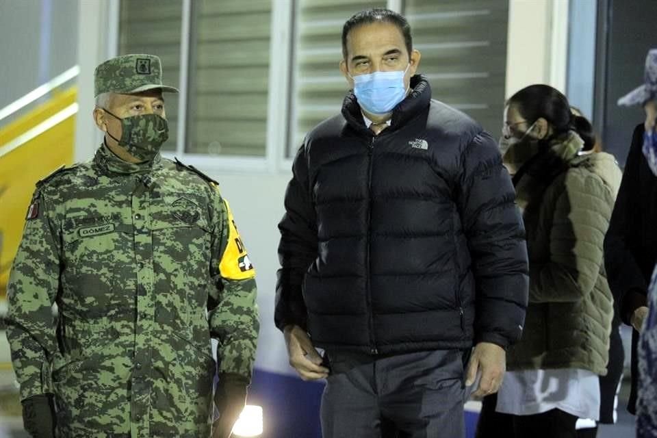 El General César Gómez, Comandante de la Séptima Zona Militar, y el Secretario de Salud Manuel de la O encabezaron la recepción de las dosis.
