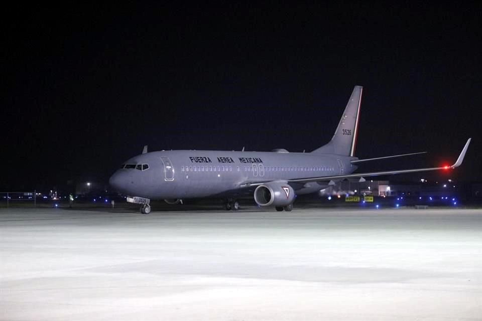 El avión con las vacunas llegó a la Base Aérea Militar 14.