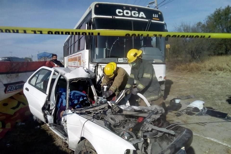 En el percance participó un auto Tsuru en el que viajaban cuatro integrantes de una familia y un camión de transporte de personal de la empresa Coga.