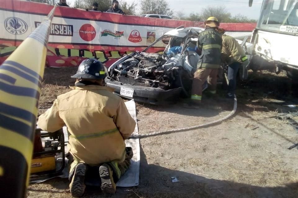 Tras el impacto, el auto fue arrastrado unos 40 metros, cayendo ambos vehículo en un desnivel a un costado de la carretera.