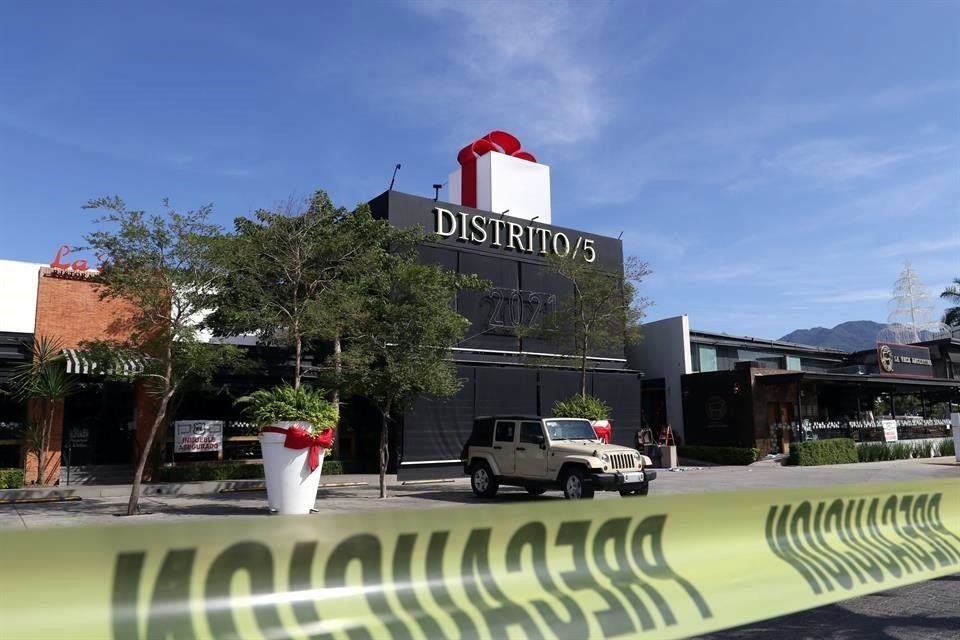 De acuerdo con testimonios, la mujer se llama Patricia y asestó tres balazos a Sandoval, mientras se dirigía al baño del bar Distrito 5, en Puerto Vallarta.