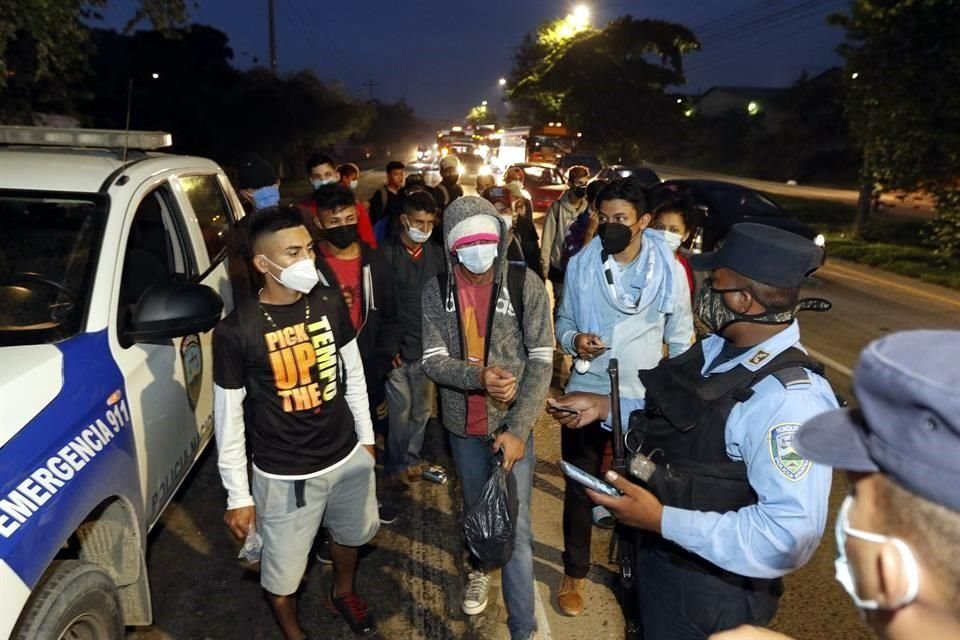 Migrantes que partieron desde Honduras avanzan este jueves en caravana hacia la frontera con Guatemala.