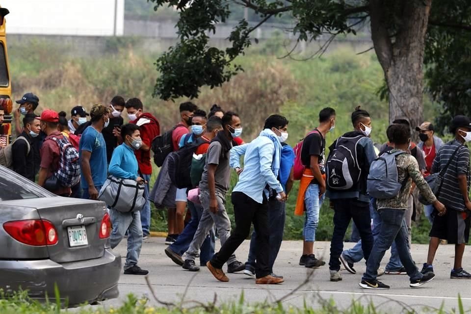 Unos 300 migrantes avanzaban en la caravana para intentar llegar a EU.