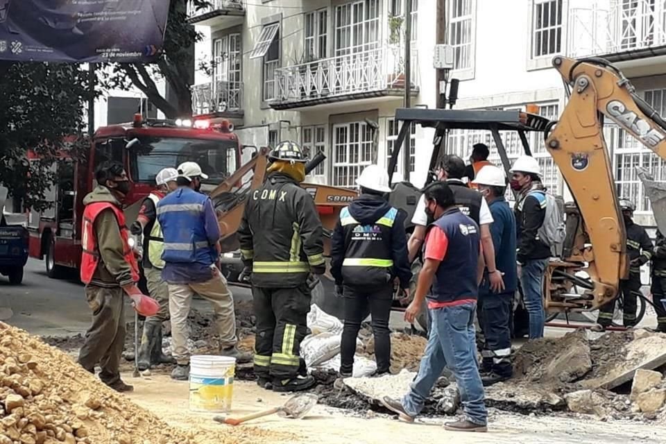 El desperfecto fue ocasionado por trabajadores de la Alcaldía, quienes llevan a cabo una obra de sustitución de la red de agua potable y repavimentación.