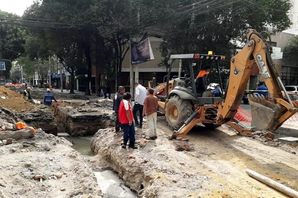 Los empleados realizaban un boquete con ayuda de una retroexcavadora en la esquina de Nebraska y Minnesota.