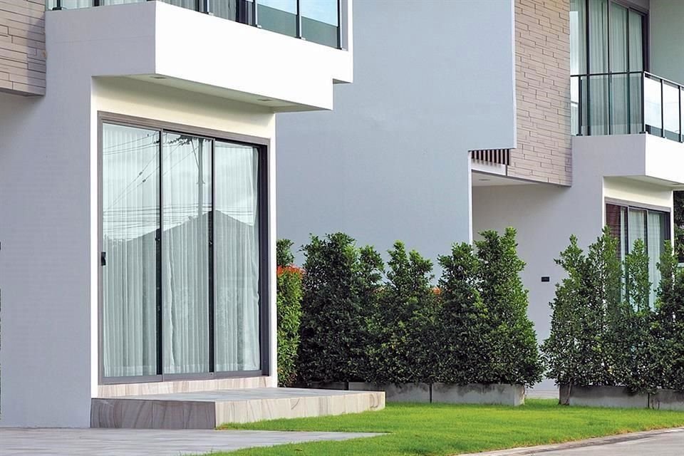 Gracias a la tecnología que incorpora, LUMAX es capaz de reducir el ingreso de calor al interior del edificio hasta en un 33% en comparación con el vidrio claro.