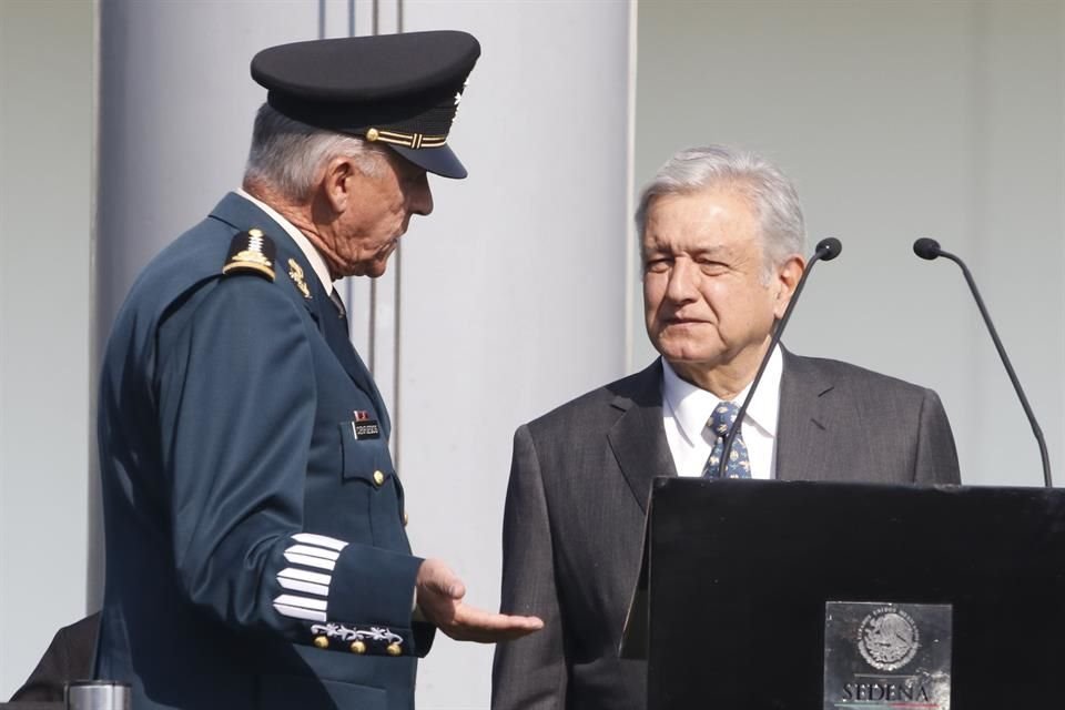 AMLO dijo que FGR exoneró y archivó caso de Cienfuegos por nexos con el narco porque pruebas de la DEA no 'tienen ningún valor probatorio' e investigación no tiene sustento.