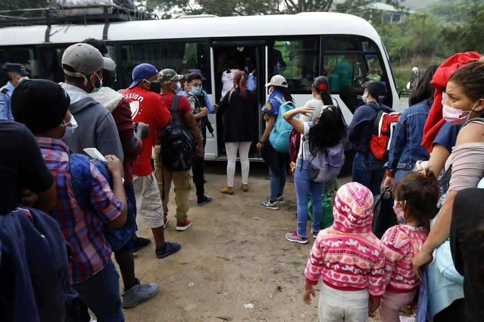 Los migrantes buscaban medios para llegar a la frontera con Guatemala para avanzar hacia México y luego a EU.