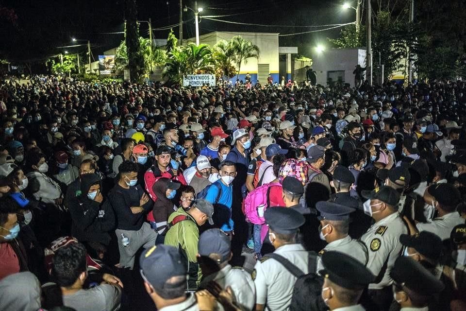 Los Policías que fueron desplegados en los accesos a Guatemala se dedicaron a pedir a los migrantes, sin impedir su marcha, documentos de identidad.