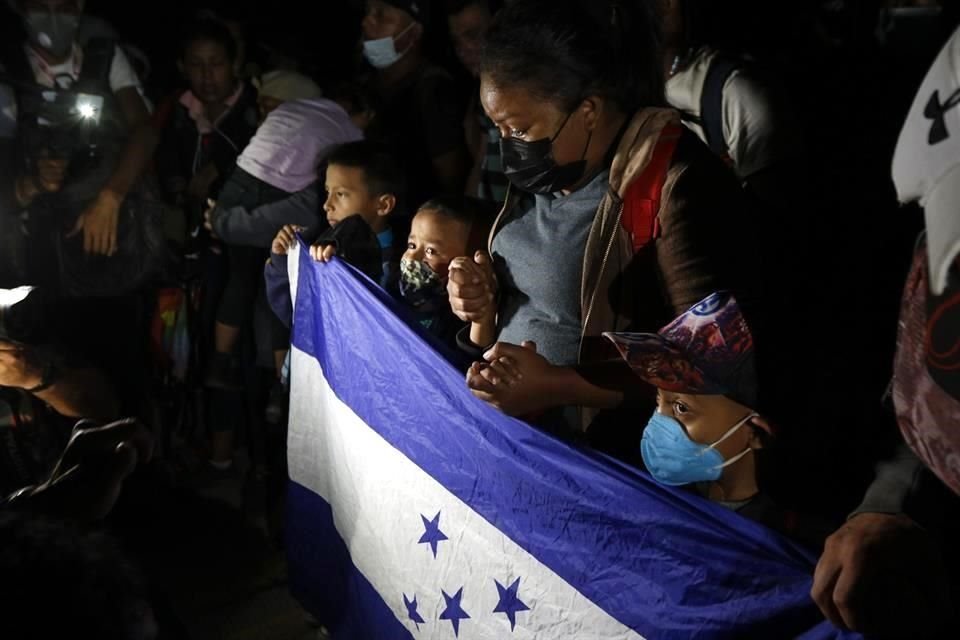 Miles de migrantes lograron cruzar hacia Gueatemala desde El Florido.