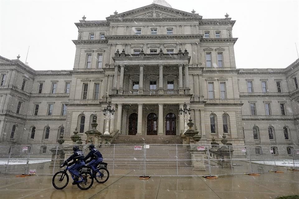 La Policía había instalado barreras y tenía un dispositivo de seguridad en el capitolio de Michigan, en Lansing.