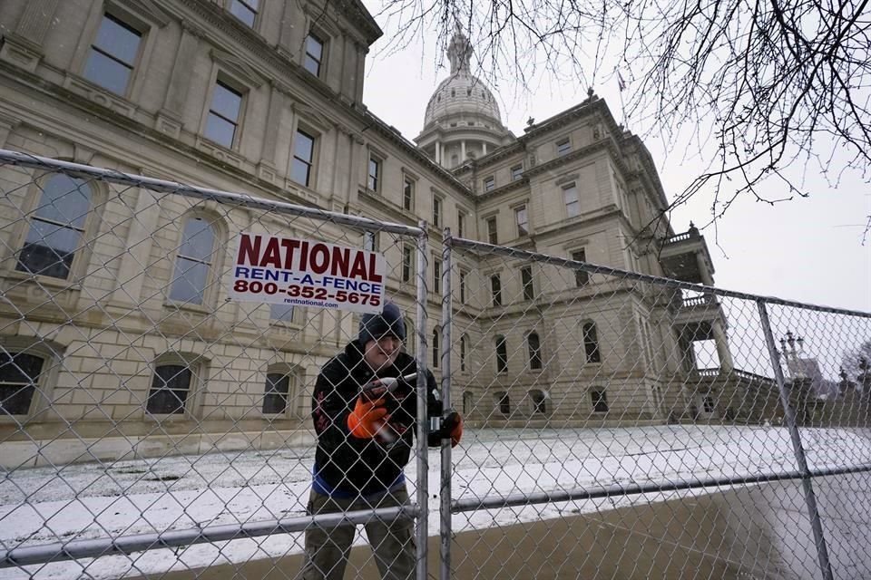 El Capitolio de Michigan fue rodeado con cercas en preparación frente a las posibles protestas violentas.