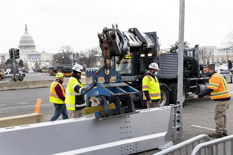 trabajadores en D.C. instalaban barricadas en los alrededores del Capitolio.