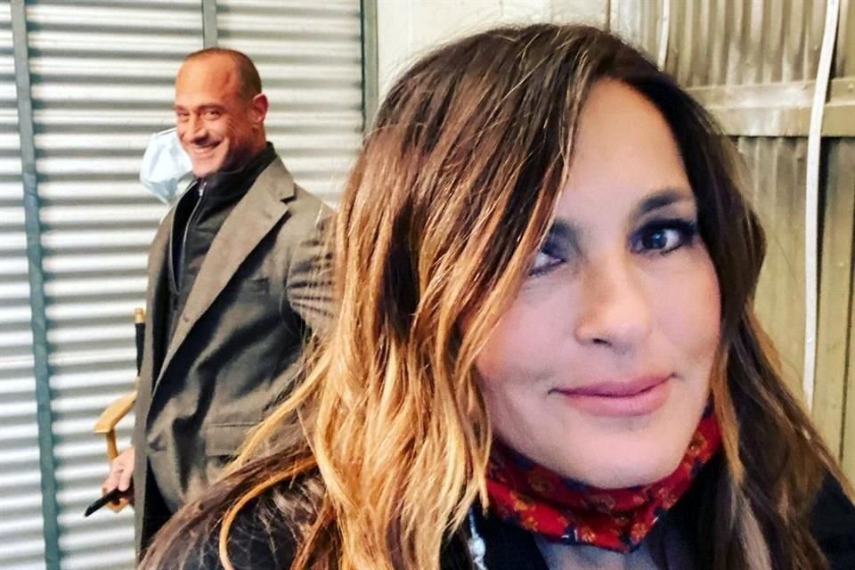 El actor Christopher Meloni y la actriz Mariska Hargitay compartieron imágenes de su reunión en el set de 'La Ley y el Orden: Unidad de Víctimas Especiales'.