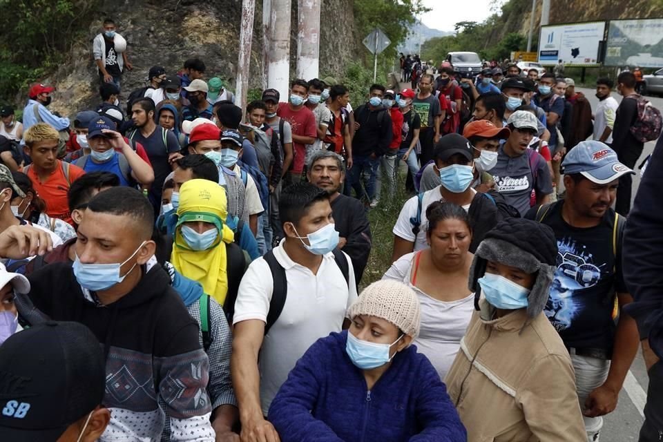 Migrantes de la caravana hacen fila para recibir comida en Chiquimula, Guatemala.