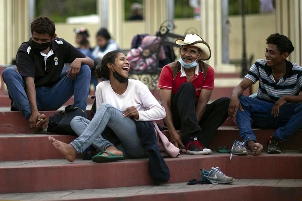 Los migrantes descansaron cerca de la carretera en  Jocotán, Guatemala.