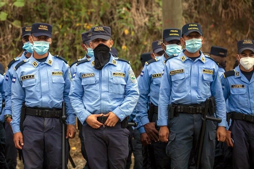 La Policía de Honduras resguardaba el cruce fronterizo con Guatemala en El Florido, pero fueron superados por los migrantes.