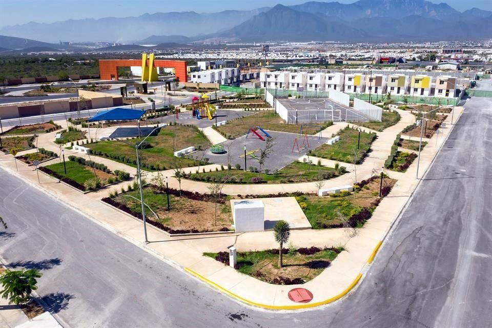 Parque con extensas áreas verdes.