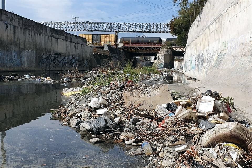 La contaminación por basura es un problema presente en arroyos como El Obispo, Arroyo Seco y el Topo Chico, donde desechos y escombros impactan los cauces.