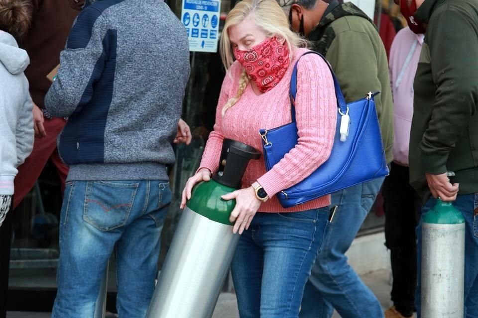 Hay personas que deben pasarse el día rellenando el tanque de oxígeno para llevárselo a sus familiares.