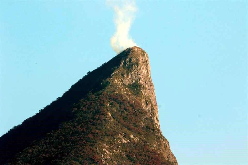 Las llamas, que ocasionaron una columna de humo, fueron reportadas en el pico norte del cerro.