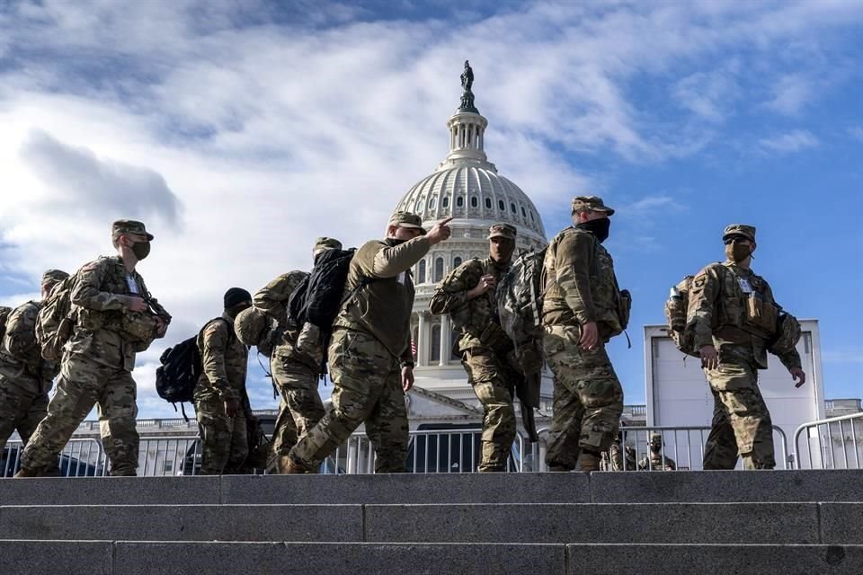 Miembros de la Guardia Nacional caminan afuera del Capitolio en Washington, D.C.