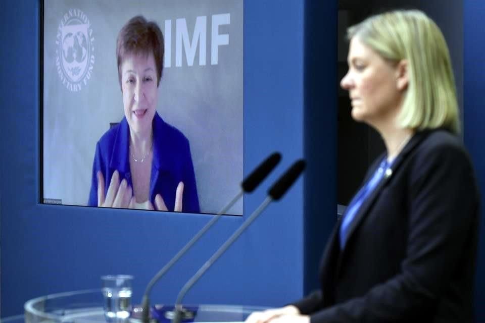 Kristalina Georgieva (Izq.), directora gerente del FMI, y  Magdalena Andersson, ministra de Finanzas de Suecia.